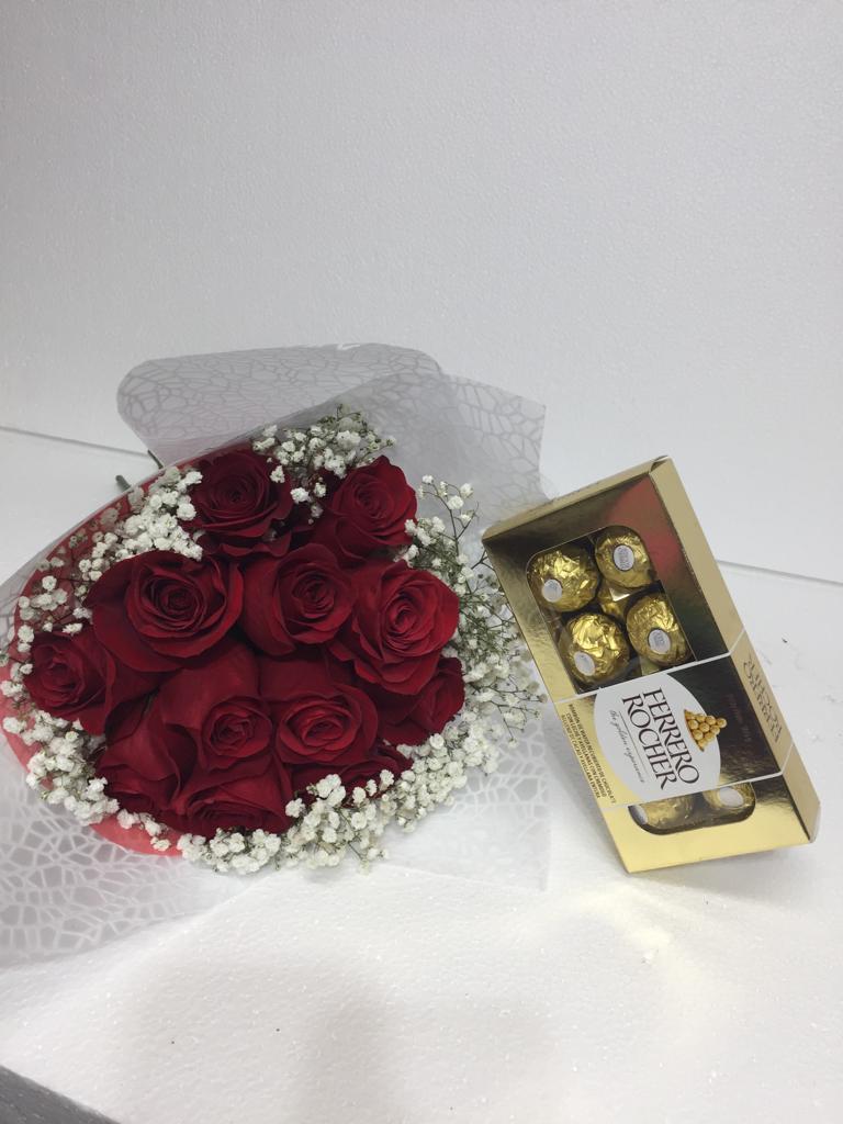 Ramo 12 Rosas y Bombones Ferrero Rocher 100 Gramos